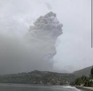 Vendredi 9 avril 2021, le volcan La Soufrière de Saint-Vincent est entré en éruption et a nécessité l’évacuation de plusieurs milliers de personnes. Les phases explosives du volcan se poursuivent et provoquent des perturbations majeures notamment pour l’approvisionnement en ressources vitales des Saint-Vincentais