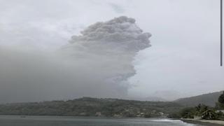 Vendredi 9 avril 2021, le volcan La Soufrière de Saint-Vincent est entré en éruption et a nécessité l’évacuation de plusieurs milliers de personnes. Les phases explosives du volcan se poursuivent et provoquent des perturbations majeures notamment pour l’approvisionnement en ressources vitales des Saint-Vincentais